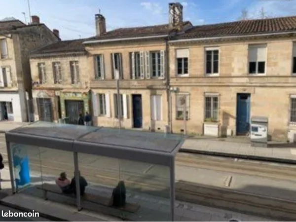 Charmant deux pièces meublé, face au tram
