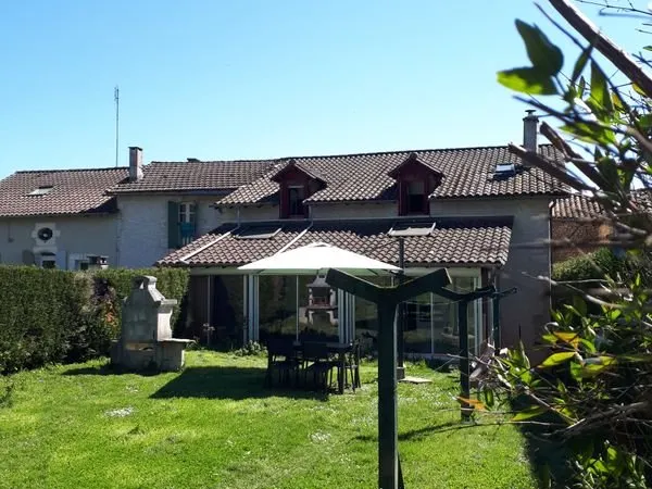 Maison de village avec jardins