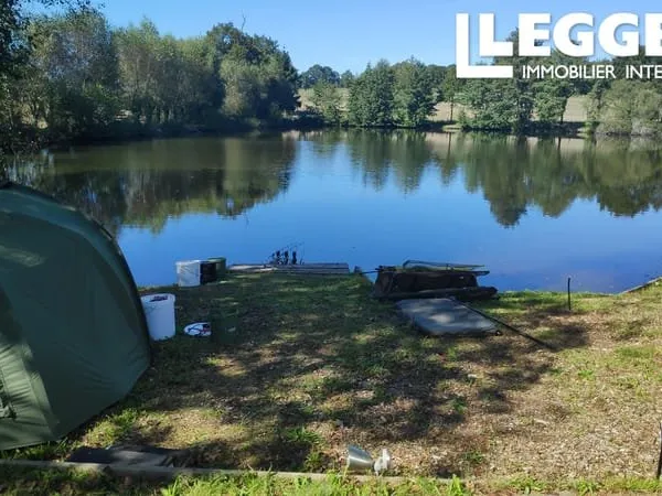 Entreprise la pêche à la carpe, d'une superficie totale de 4,3 acres, située dans un environnement p