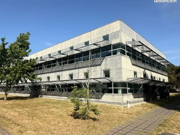 Dans parc tertiaire arboré bureaux de 215 m2 rénovés et climatisés