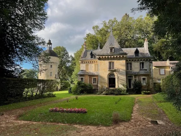 Remarquable château et sa tour de guet ISMH