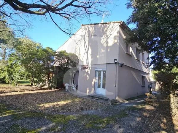 Maison spacieuse avec terrain attenant à Valréas.