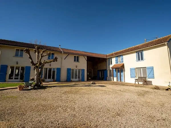 Ensemble de propriétés avec vue sur la montagne