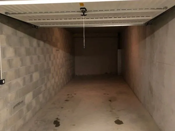 Location grand garage box 23m2 dans résidence sécurisée - Quartier Championnet
