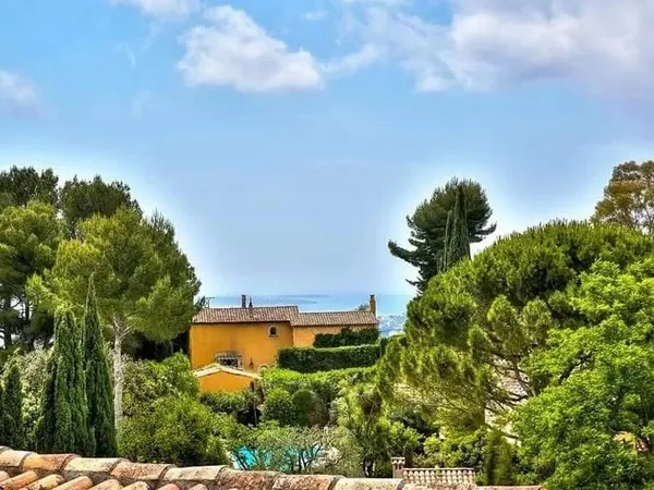 Mougins - Vieux Village appartement trois pièces avec balcon