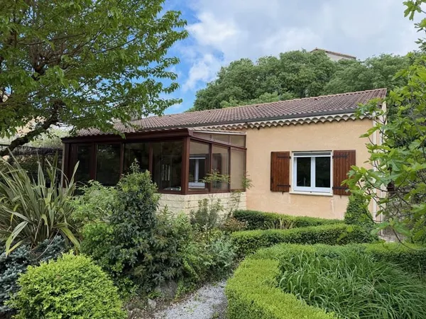 Maison de plain-pied avec piscine et terrain arboré Villeneu