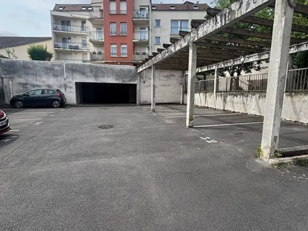 À louer : 2 places de parking dans résidence fermée gare Franchet d'Esperey