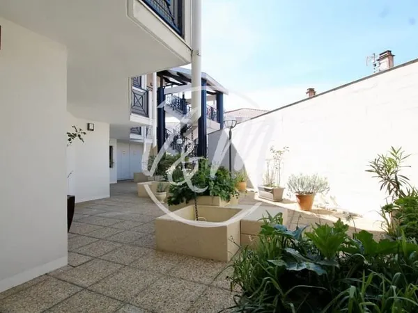 ANDERNOS - Élégant T3 avec terrasse et aperçu bassin, à de