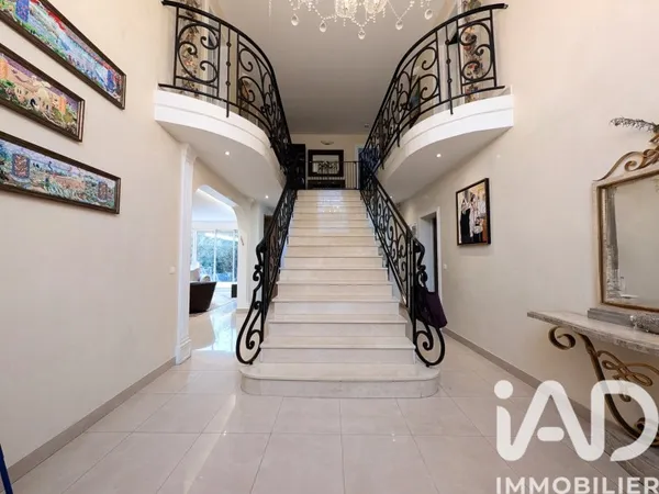 Maison 7 pièces 329 m²