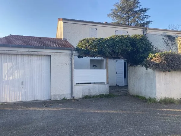 LAGNIEU - Maison mitoyenne sur 2 niveaux de type T4 de 87 m2