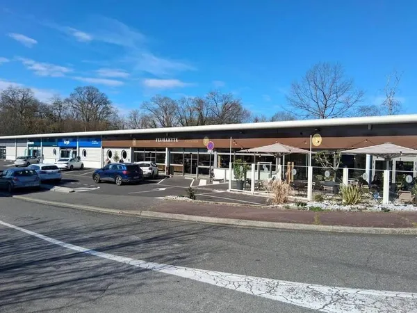 Local commercial 236 m²