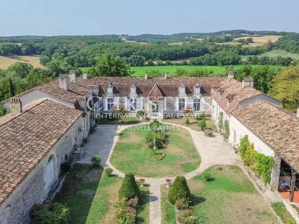 La Noble Chartreuse avec piscine et pigeonnier