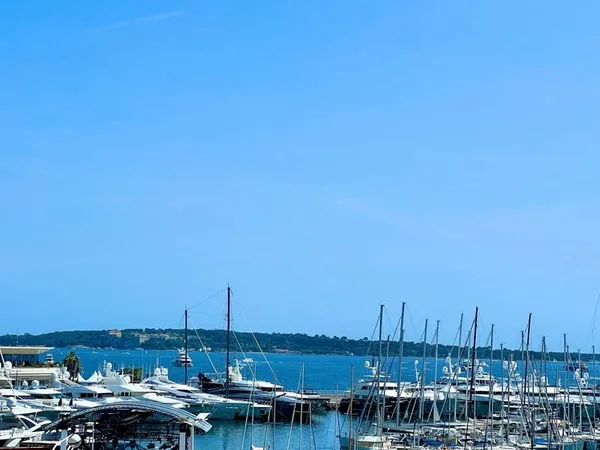 CANNES BANANE FONDS DE COMMERCE DE 122M2 PLEIN CENTRE