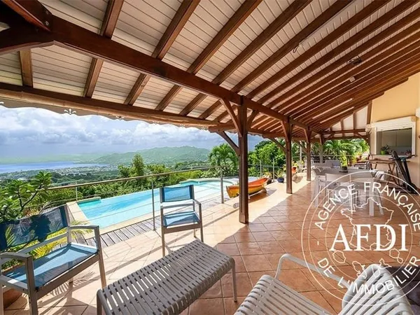 Villa F4/5 de 220m² pleine vue mer avec piscine et grand garage