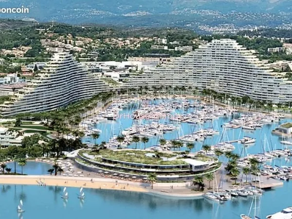 Restaurant Avec Une Terrasse Sur Le Port De Marina Baie Des Anges.