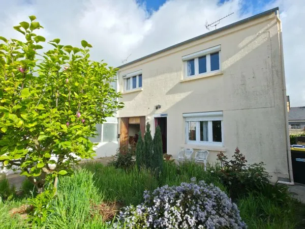 Maison de bourg , 5 pièces, 4 chambres garage et terrain à vendre à DONGES