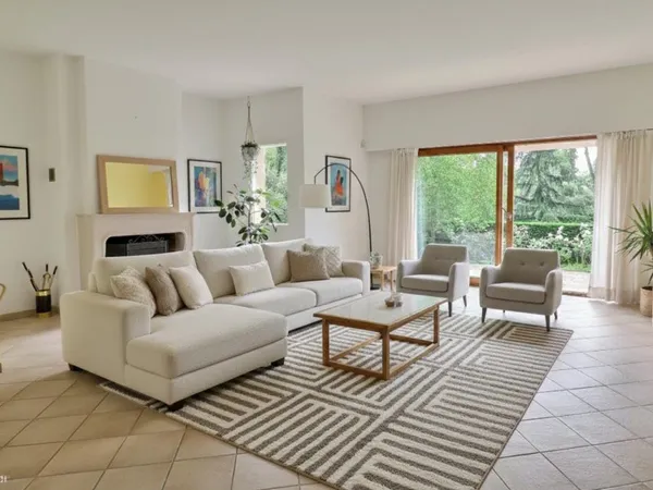 MAISON FAMILIALE DE 210m² A FEUCHEROLLES AVEC STUDIO ET SOUS-SOL TOTAL