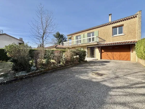VALENCE PETIT CHARRAN - MAISON 7 PIECES DE 172 M2