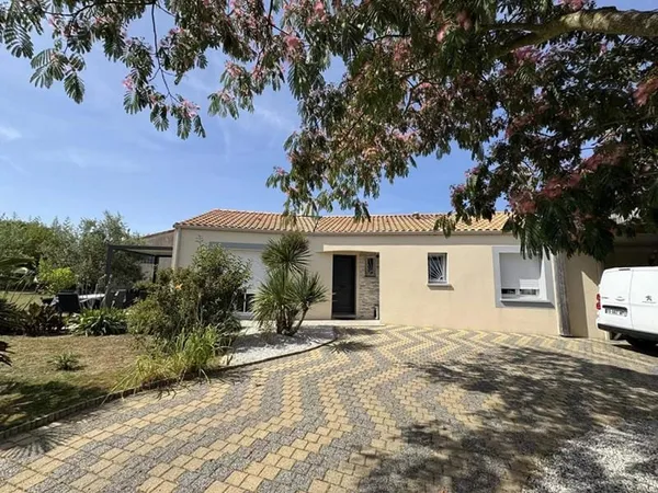 Maison Montbert 4 P . 3 Chs . 107,12 M² . T 917 M² . Garage . Pergola . Carport . Terrasses