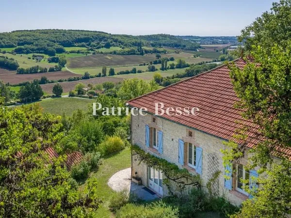 Maison 10 pièces 323 m²