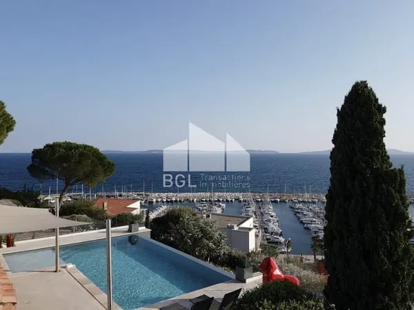 Villa avec piscine, emplacement prestigieux et vue exception