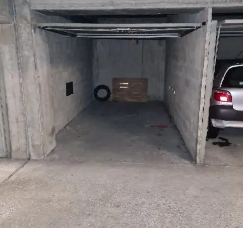 BOX électrifié / garage fermé en face Monoprix/ Place Croix ROUSSE