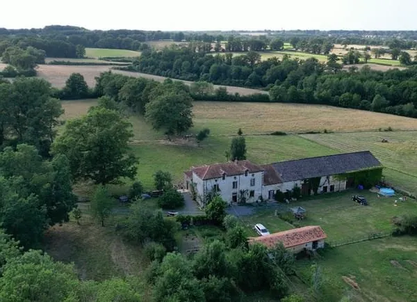 Maison de 6 chambres avec gîte de 2 chambres, 14 hectares de pâturages et bois