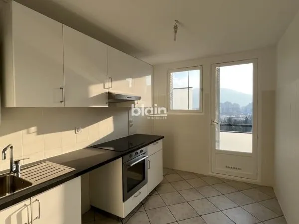 A LOUER GRENOBLE- T4 - CAVE PRIVATIVE - STATIONNEMENT COMMUN