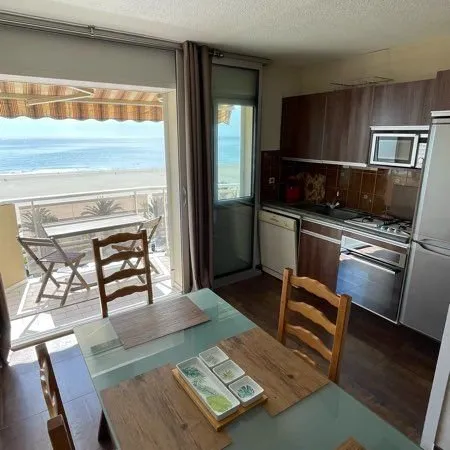 Canet-Plage, T2 face mer, 46 M2, traversant, Clim mobile et wifi fibre et décodeur TV inclus