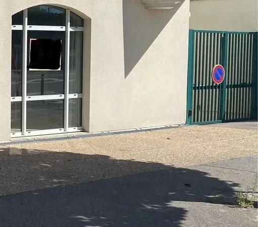 1 Place de parking dans cour fermée en face de la gare SNCF d'Evreux
