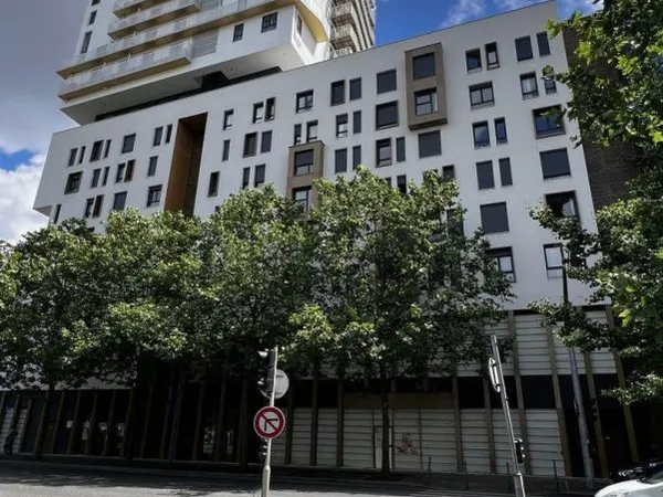 Local commercial 968 m²