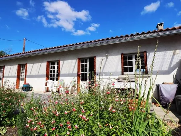 Belle maison de 3 chambres dans un hameau paisible proche Ribérac