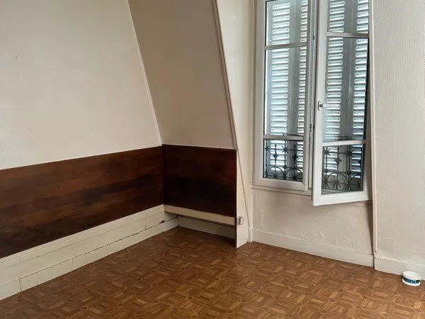 Chambre de bonne 15m2 derrière étage à rénover 75004