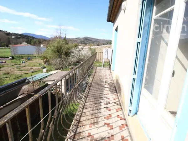 A vendre une maison 4 faces avec un grand garage