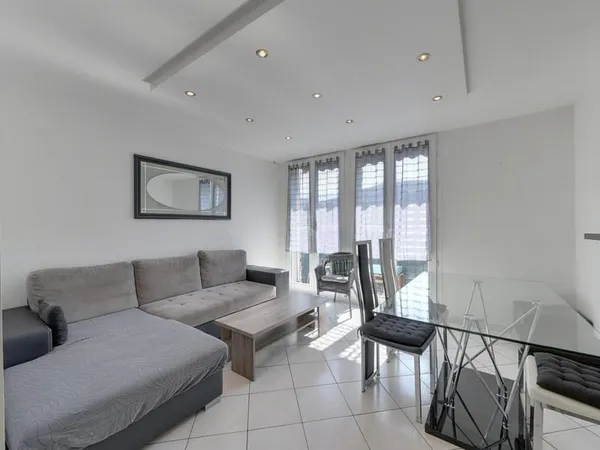COQUET 3 PIÈCES + CUISINE AU 3ÈME ÉTAGE AVEC PARKING PRIVATI