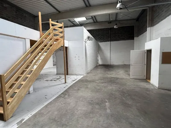 Local d'activité 594 m²