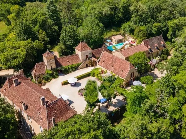 Hameau du XVIIème et XVIIIème avec piscine et terrain de 9 hectares près de Le Bugue