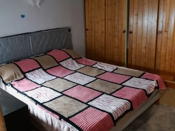 Coloration d'une grande chambre d'hôtes