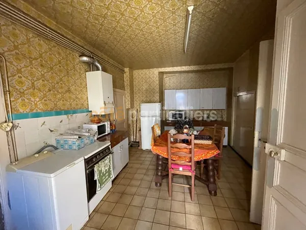 Appartement T3 avec local commercial et garage.