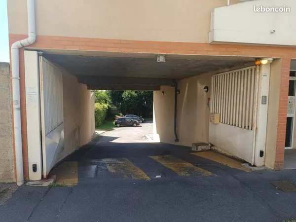 Place de parking sécurisée - proche Pasteur / dock 76