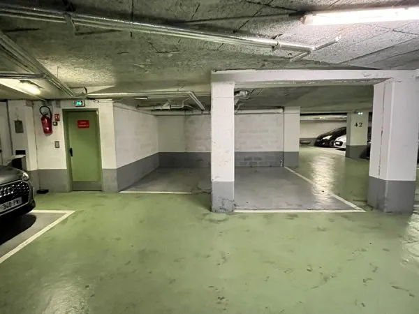 Vends place de parking, propre, éclairée, sécurisée, Paris 15
