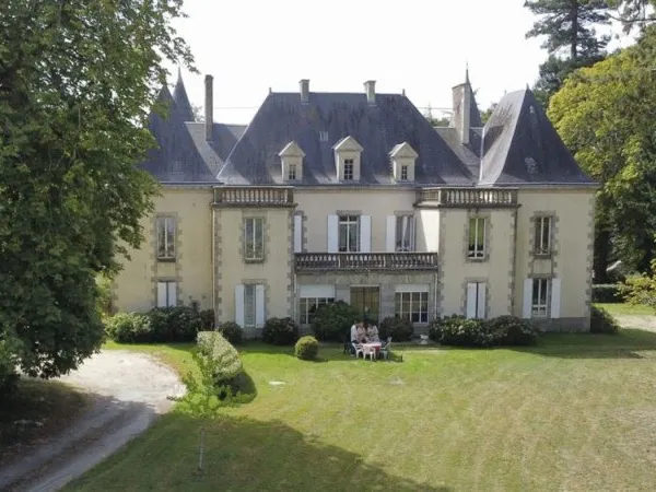 CHÂTEAU XIXe EN VENDÉE CONVENANT POUR UNE EXPLOITATION TOURISTIQ