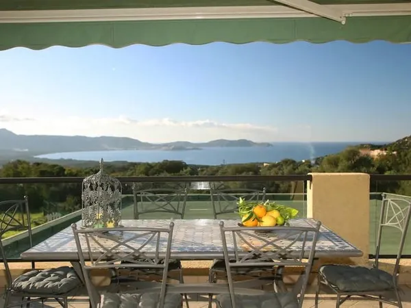 Habitation vue mer avec jardin.