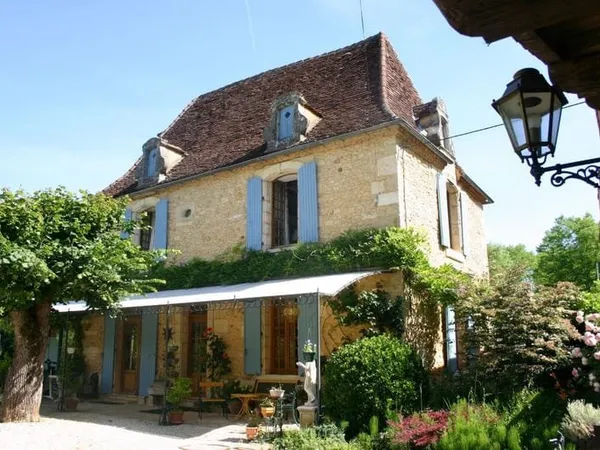 Belle maison en pierre du 18ème restaurée, 3 chambres, véranda, proche de tous commerces.Terrasse co