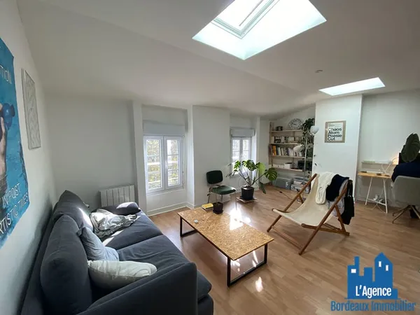 COMPROMIS SIGNE. BORDEAUX - APPARTEMENT DE TYPE 2 DE 46 M2 AU DERNIER ETAGE. Benoît TREMENT.