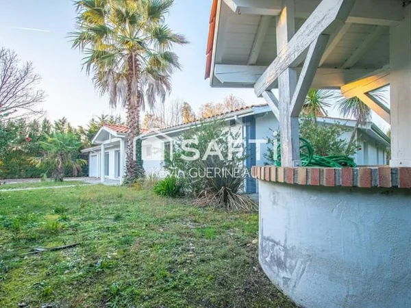 Maison de plain pied, 5 chambres, garage, jardin et piscine