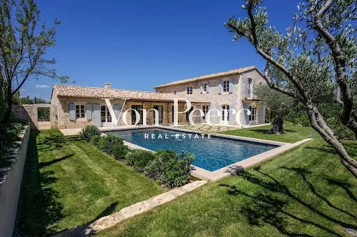 Propriété 5 pièces 243 m²