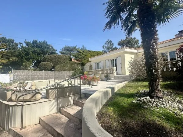 Grande villa très proche de la plage à la Pironnère