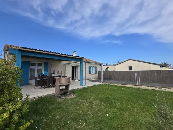 Maison de plain-pied avec grand terrain et vue dégagée