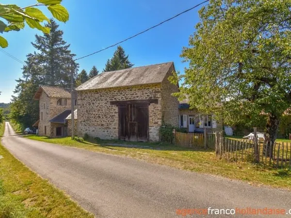 Ensemble immobilier en pierres rénové